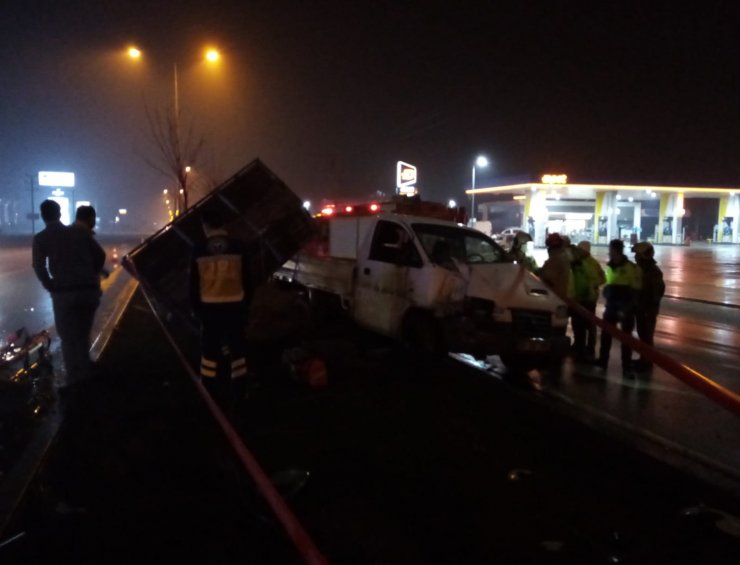 Aydınlatma direğine çarpan kamyonet sürücüsü hayatını kaybetti