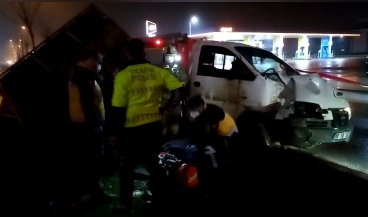 Aydınlatma direğine çarpan kamyonet sürücüsü hayatını kaybetti