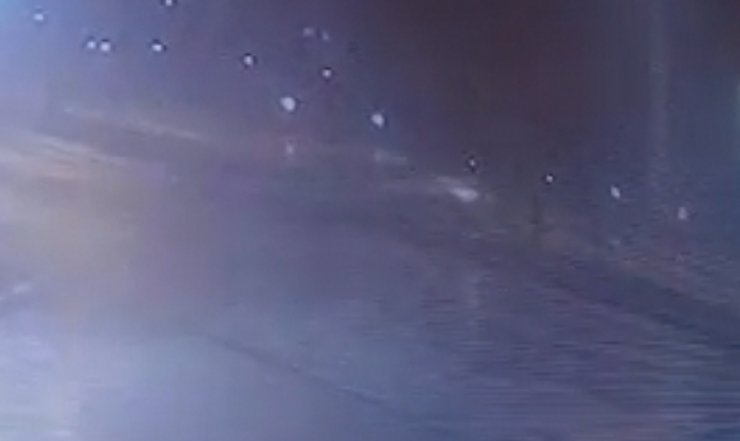 Aydınlatma direğine çarpan kamyonet sürücüsü hayatını kaybetti