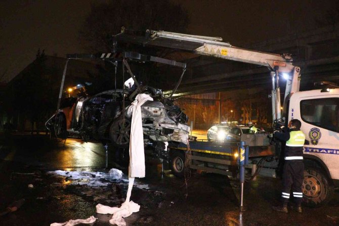 Aydınlatma direklerine çarpıp alev alan otomobilin sürücüsü hayatını kaybetti