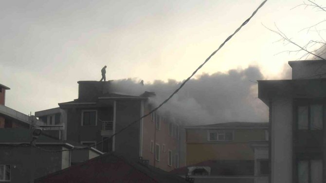 Çatıdaki işçi alev alev yanan çatıdan inmedi