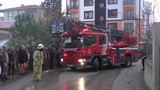 Çatıdaki işçi alev alev yanan çatıdan inmedi