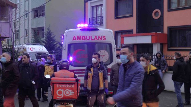 Çatıdaki işçi alev alev yanan çatıdan inmedi