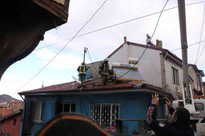 Dört kişilik aileyi yangından komşuları kurtardı