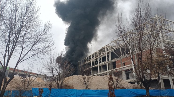 Elazığ'da yapımı devam eden stadyumda yangın