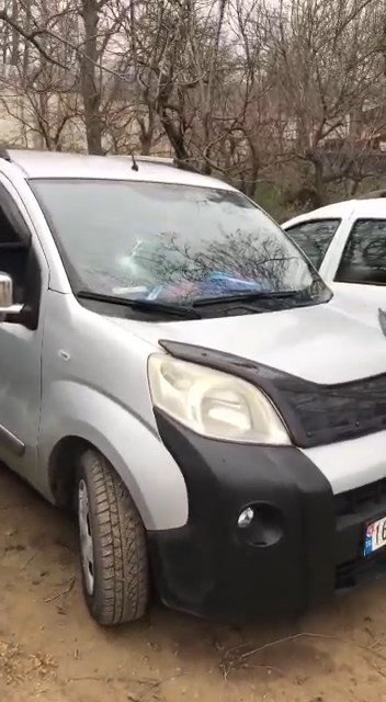 Elindeki kürek ile otoparktaki araçların camını kırdı