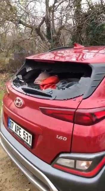 Elindeki kürek ile otoparktaki araçların camını kırdı