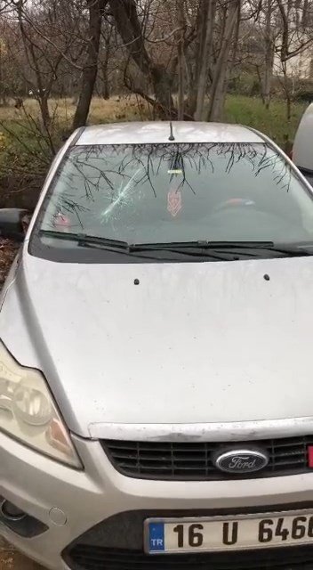 Elindeki kürek ile otoparktaki araçların camını kırdı