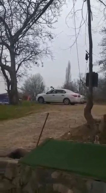 Elindeki kürek ile otoparktaki araçların camını kırdı