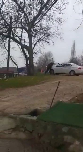 Elindeki kürek ile otoparktaki araçların camını kırdı