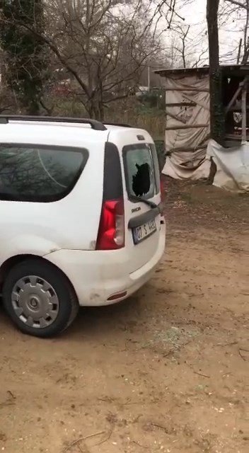 Elindeki kürek ile otoparktaki araçların camını kırdı