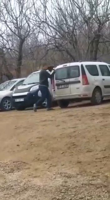 Elindeki kürek ile otoparktaki araçların camını kırdı