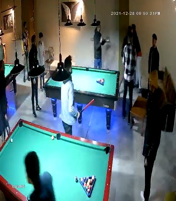 Esenyurt'ta bilardo salonunda yumruklu istekalı kavga kamerada