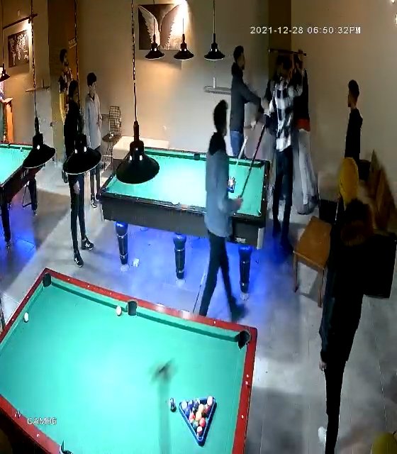 Esenyurt'ta bilardo salonunda yumruklu istekalı kavga kamerada