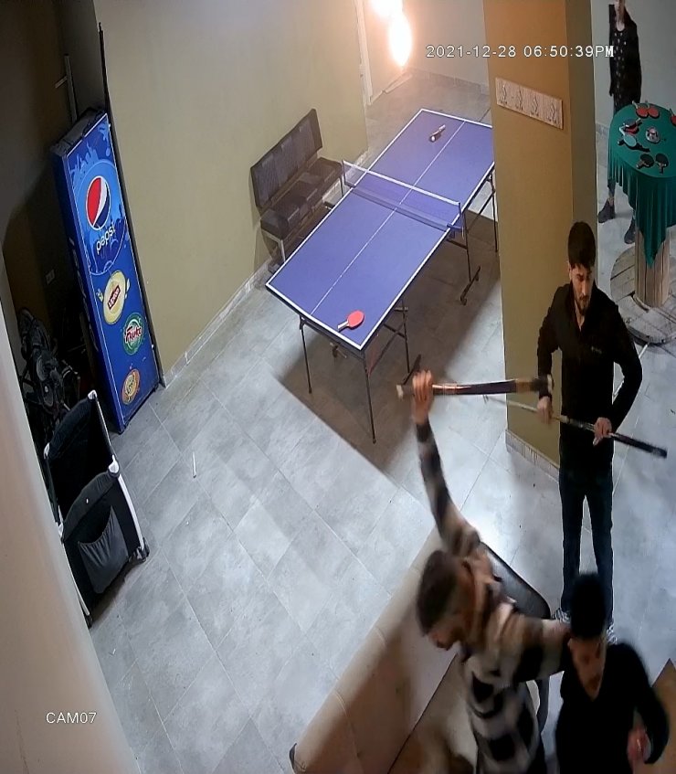 Esenyurt'ta bilardo salonunda yumruklu istekalı kavga kamerada