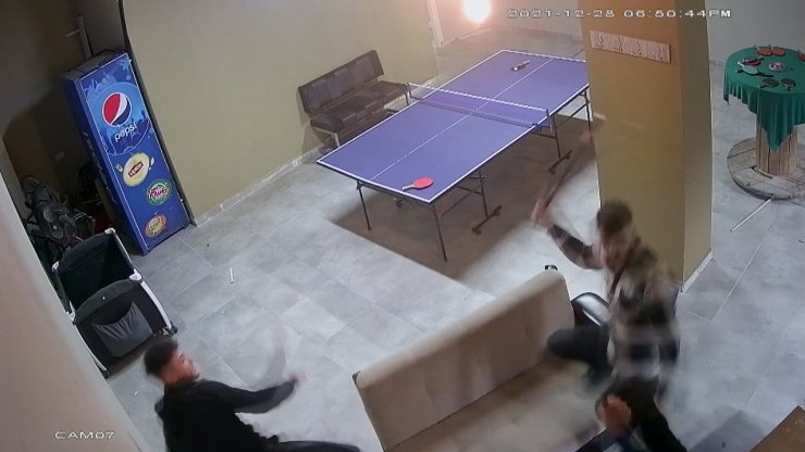 Esenyurt'ta bilardo salonunda yumruklu istekalı kavga kamerada