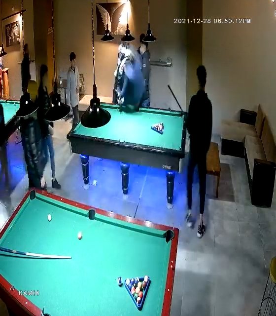 Esenyurt'ta bilardo salonunda yumruklu istekalı kavga kamerada