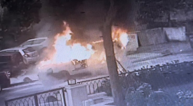 Hafif ticari araç alev alev yandı 