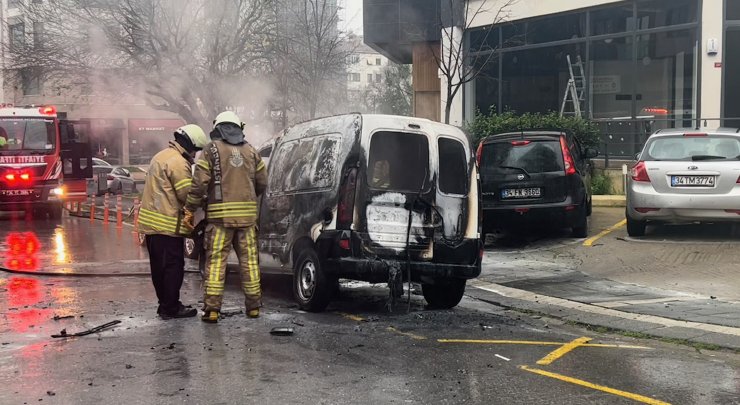 Hafif ticari araç alev alev yandı 