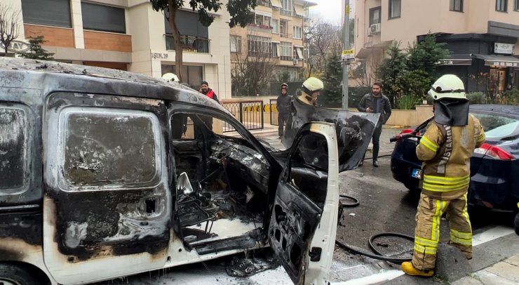 Hafif ticari araç alev alev yandı 