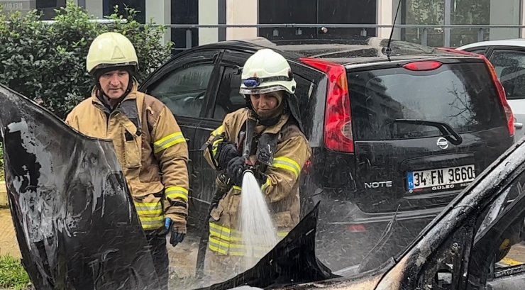 Hafif ticari araç alev alev yandı 