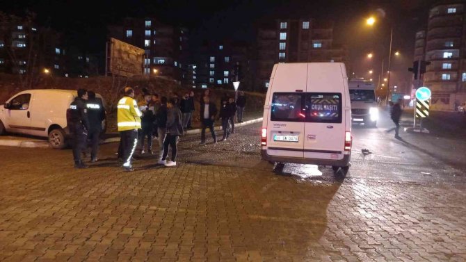 Hafif ticari araç ile minibüs çarpıştı: 2 yaralı