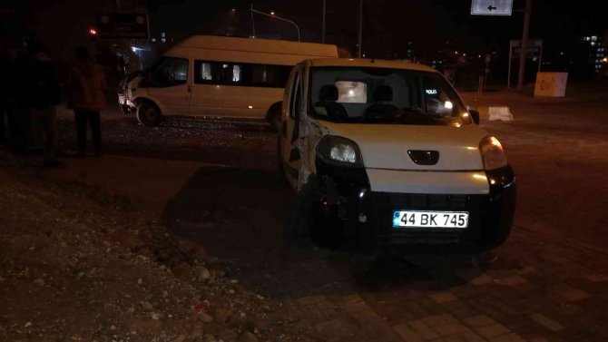 Hafif ticari araç ile minibüs çarpıştı: 2 yaralı