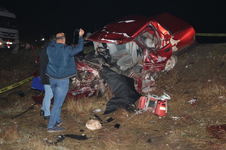 İki otomobil kafa kafaya çarpıştı: 1 ölü, 4 yaralı