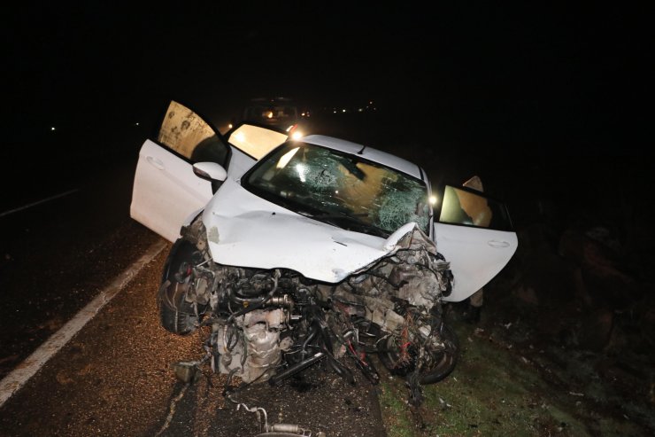 İki otomobil kafa kafaya çarpıştı: 1 ölü, 4 yaralı