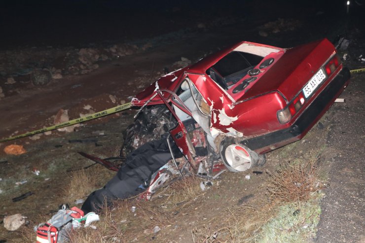 İki otomobil kafa kafaya çarpıştı: 1 ölü, 4 yaralı