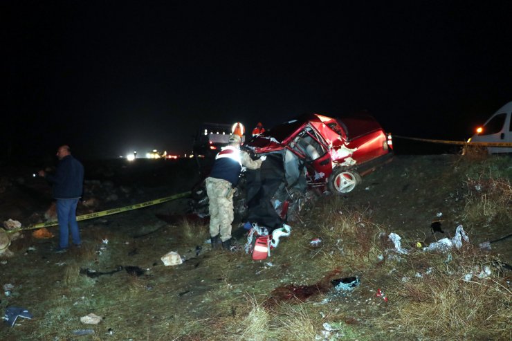 İki otomobil kafa kafaya çarpıştı: 1 ölü, 4 yaralı