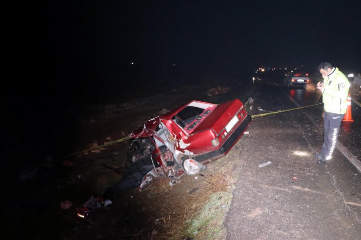 İki otomobil kafa kafaya çarpıştı: 1 ölü, 4 yaralı