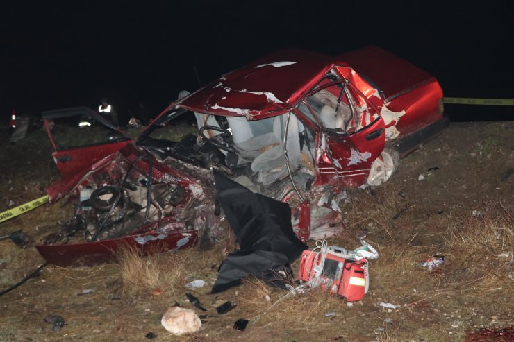 İki otomobil kafa kafaya çarpıştı: 1 ölü, 4 yaralı