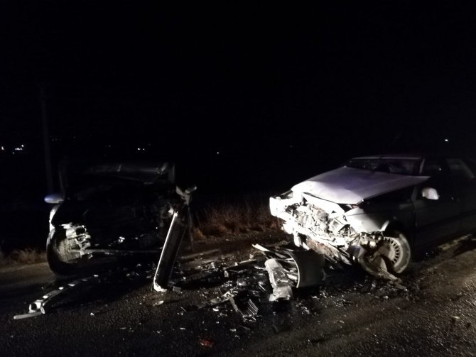 İki otomobil kafa kafaya çarpıştı: 7 yaralı