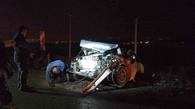 İki otomobil kafa kafaya çarpıştı: 7 yaralı