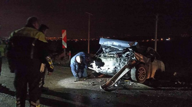 İki otomobil kafa kafaya çarpıştı: 7 yaralı