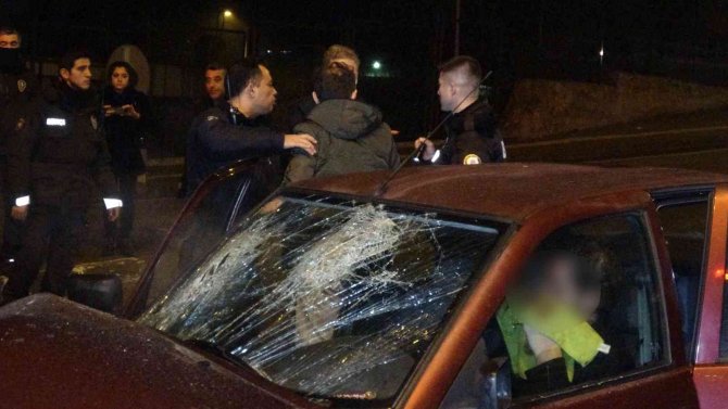 Işıkta bekleyen VIP minibüse otomobil arkadan çarptı: 2 yaralı