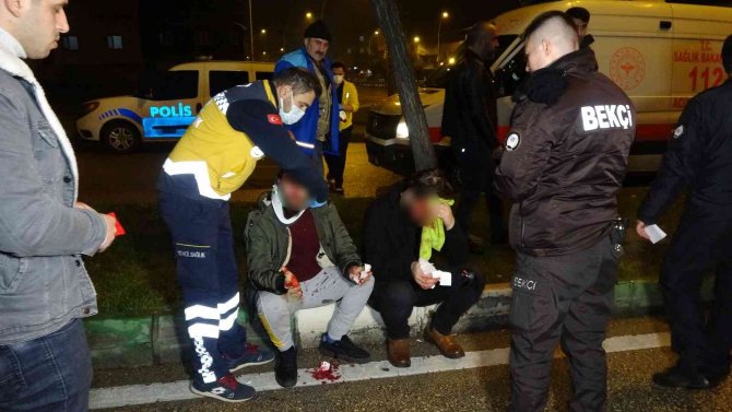 Işıkta bekleyen VIP minibüse otomobil arkadan çarptı: 2 yaralı