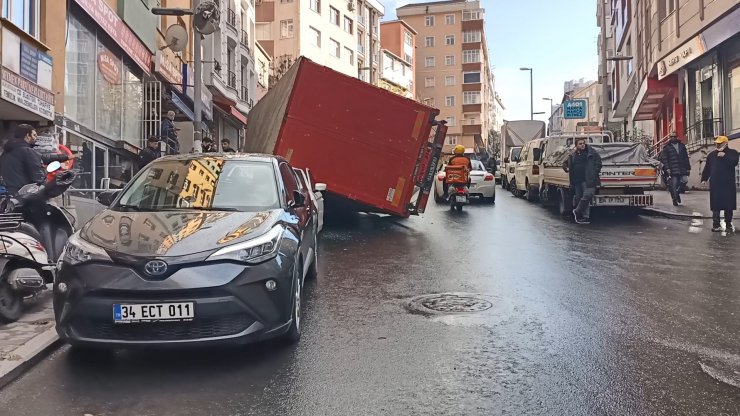 Kamyonet park halindeki otomobilin üzerine devrildi
