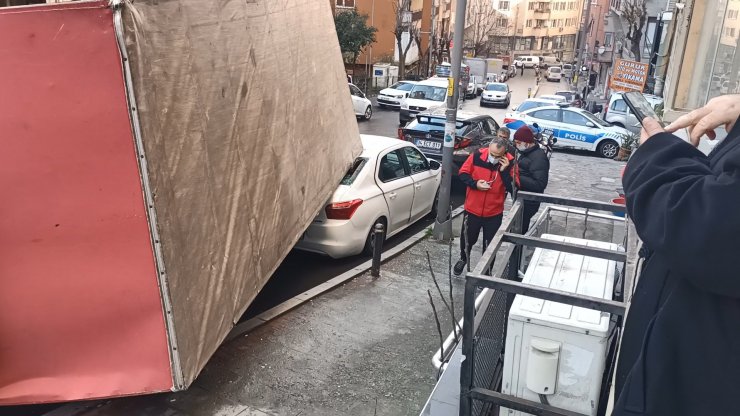 Kamyonet park halindeki otomobilin üzerine devrildi