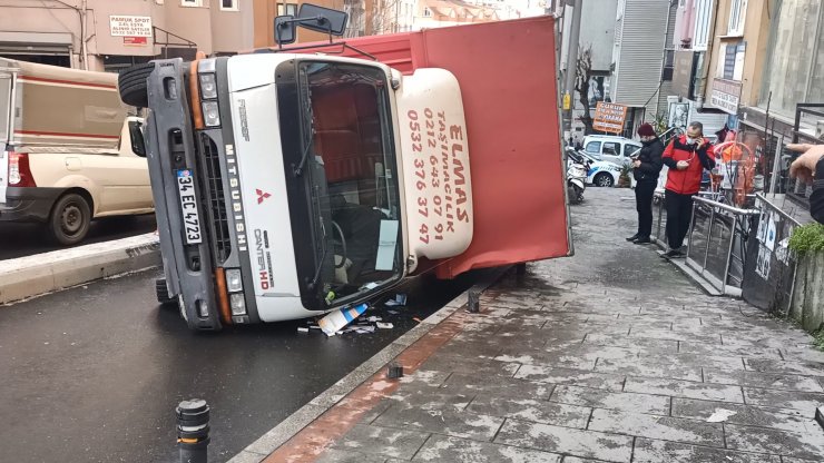 Kamyonet park halindeki otomobilin üzerine devrildi