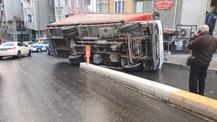 Kamyonet park halindeki otomobilin üzerine devrildi