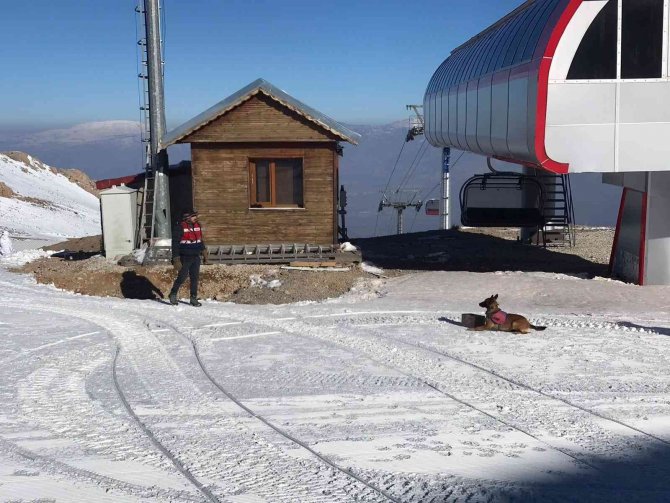 Kayak tutkunlarının güvenliği Mehmetçik’e emanet