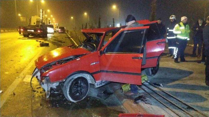 Konya'da çaldıkları otomobille ters yönde giderken kaza yaptılar