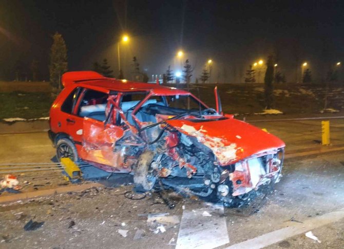 Konya'da çaldıkları otomobille ters yönde giderken kaza yaptılar