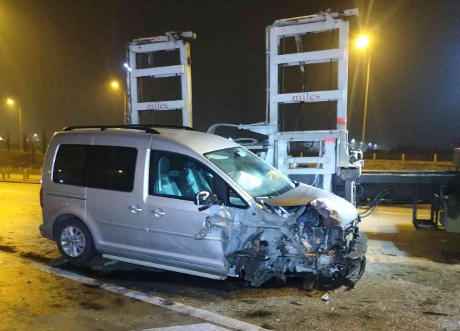 Konya'da çaldıkları otomobille ters yönde giderken kaza yaptılar