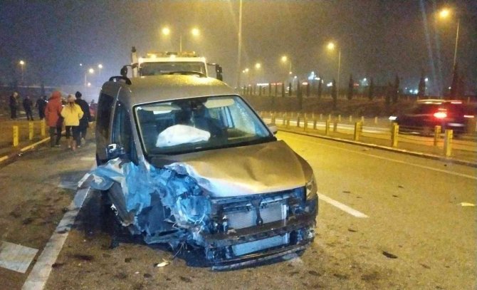 Konya'da çaldıkları otomobille ters yönde giderken kaza yaptılar