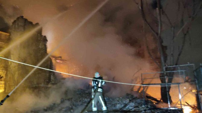 Korkutan yangın: Metruk binada çıkan yangın 3 binaya sıçradı