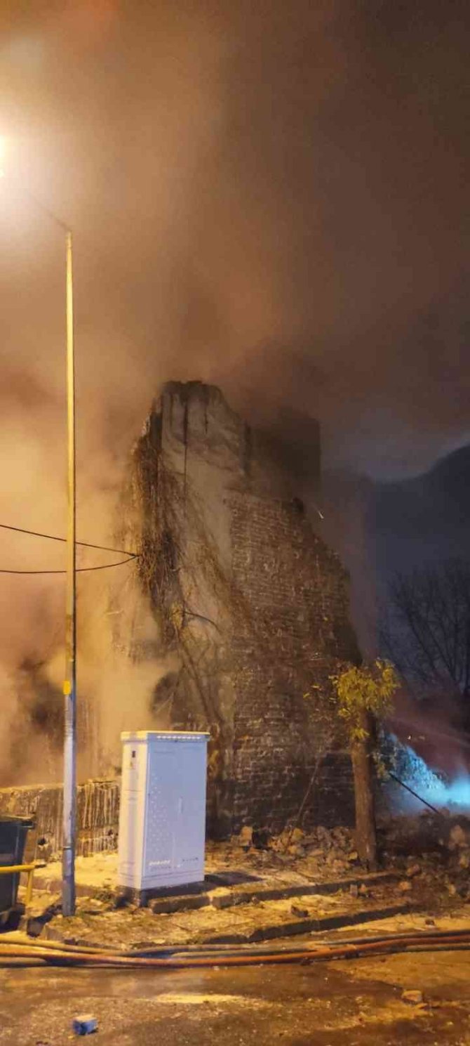 Korkutan yangın: Metruk binada çıkan yangın 3 binaya sıçradı