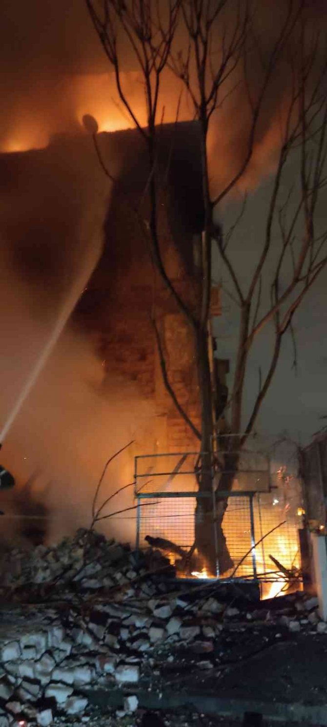 Korkutan yangın: Metruk binada çıkan yangın 3 binaya sıçradı